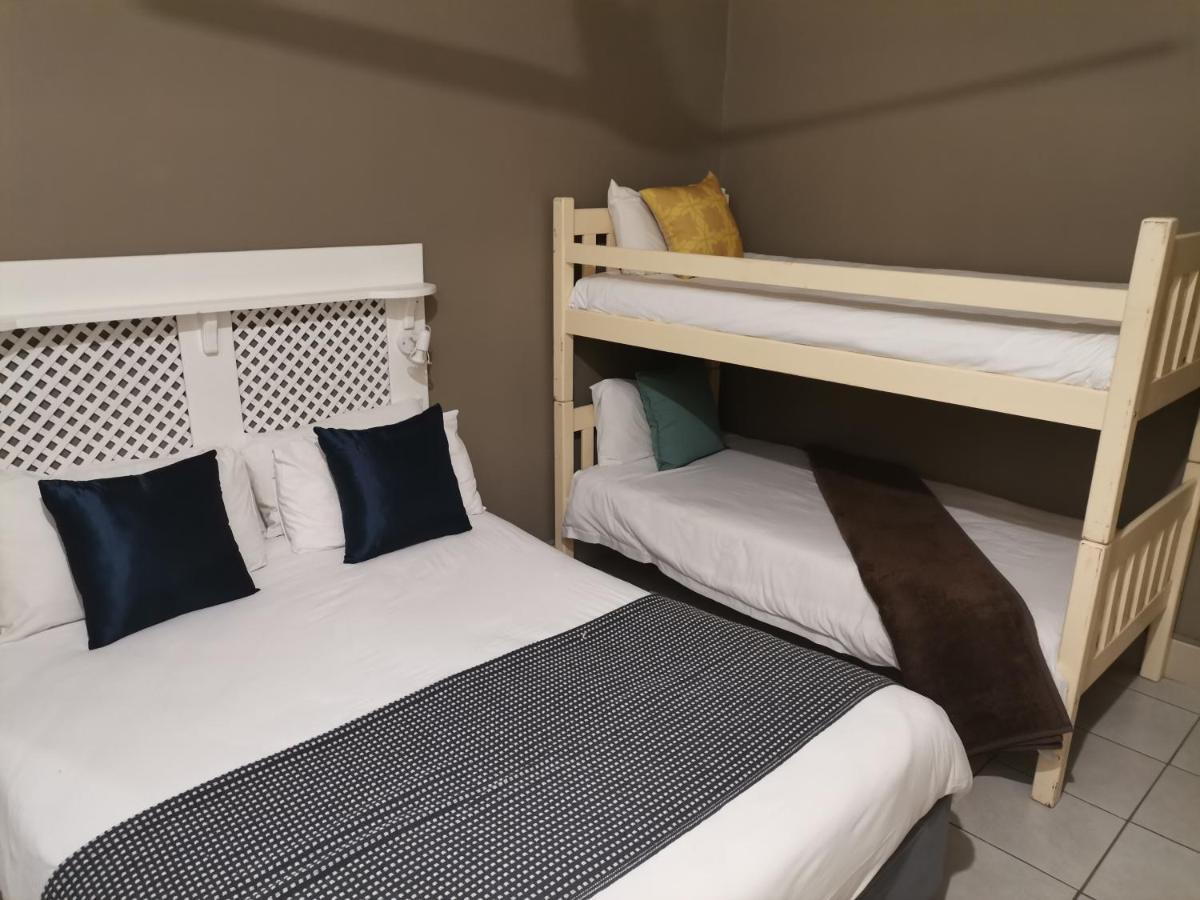 Point Village Hotel And Self Catering Мозел Бей Екстериор снимка