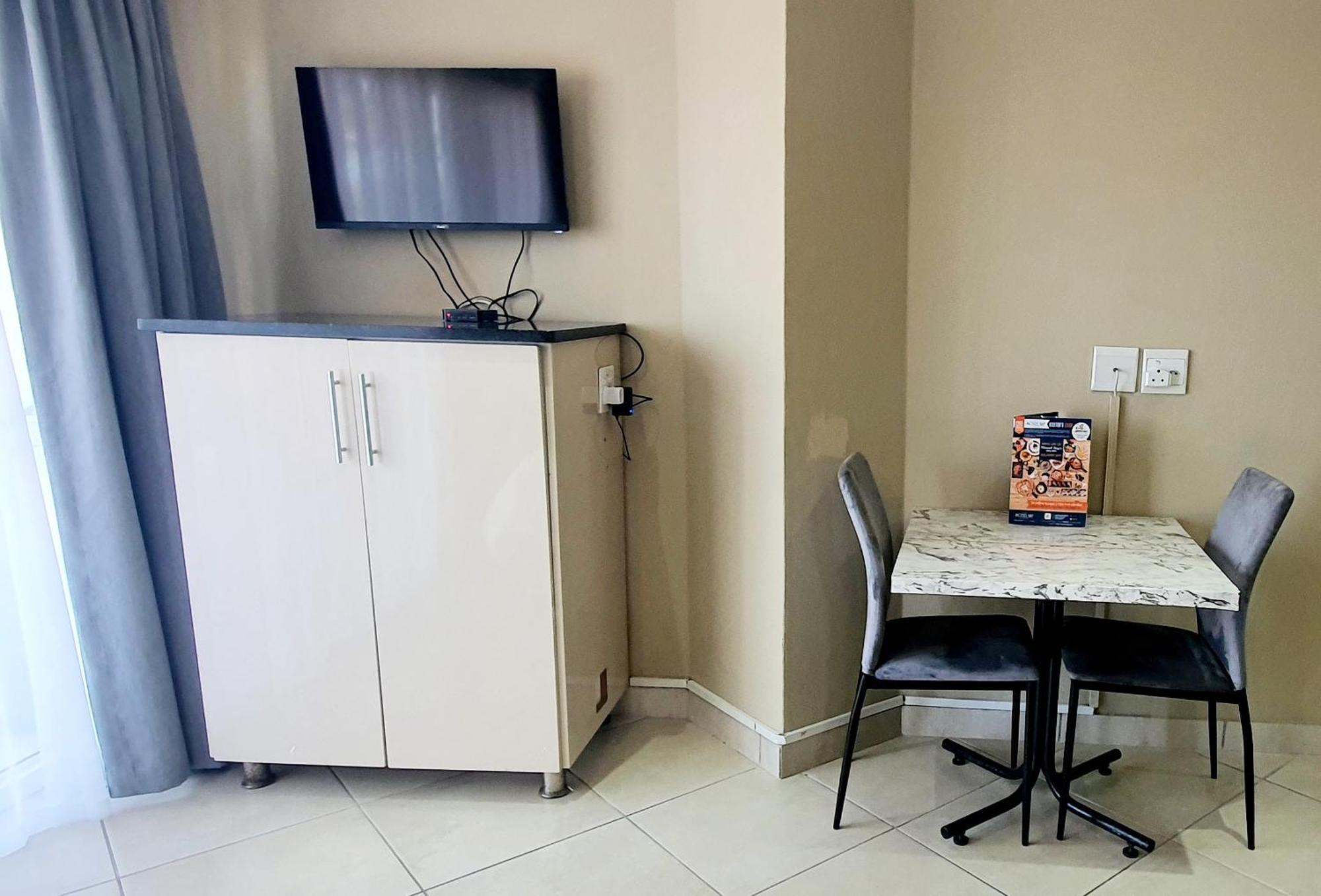 Point Village Hotel And Self Catering Мозел Бей Екстериор снимка