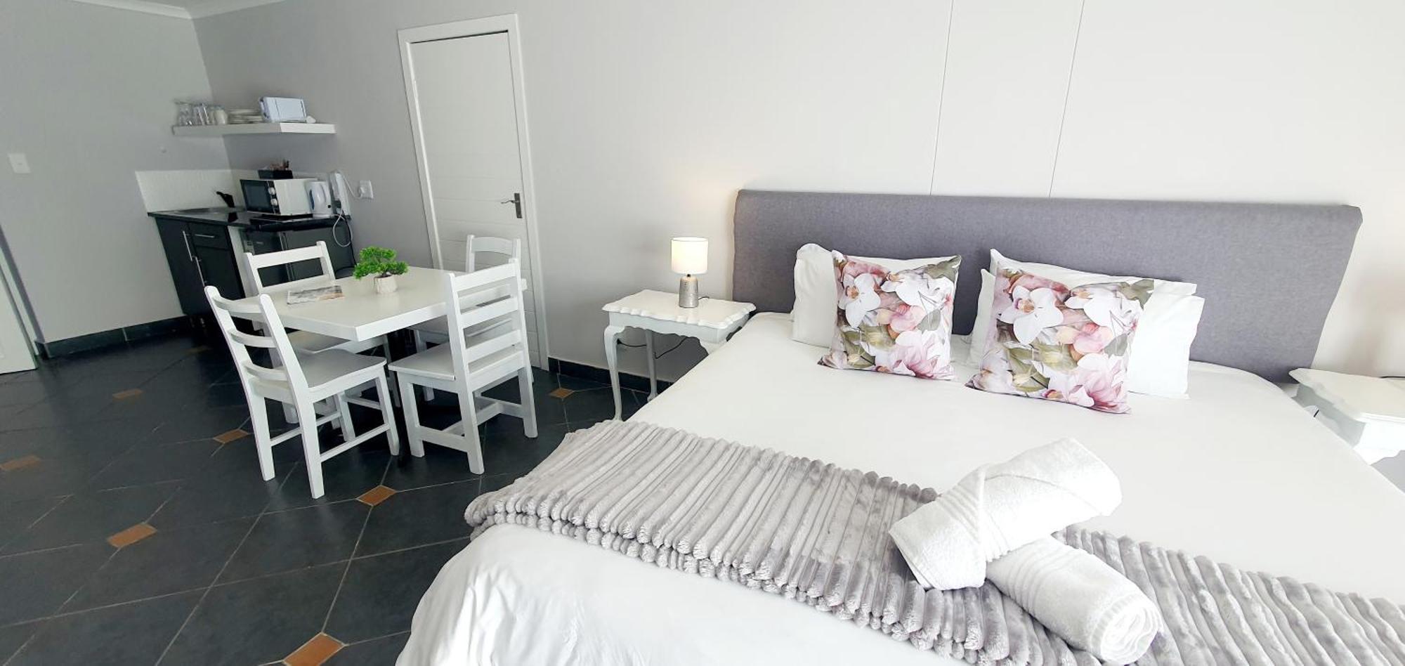 Point Village Hotel And Self Catering Мозел Бей Екстериор снимка